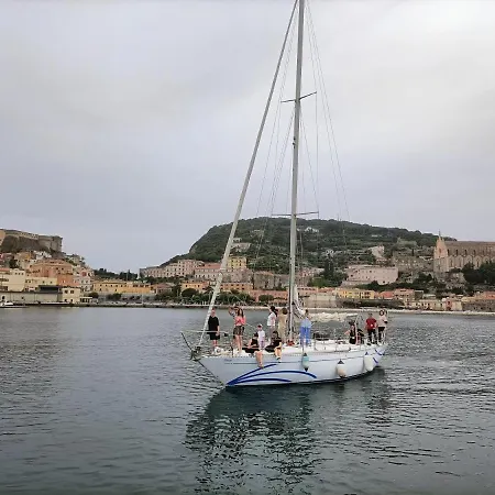 Barca A Vela Breeze Hotel na wodzie *