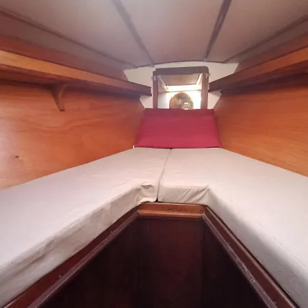 Barca A Vela Breeze Hotel na wodzie
